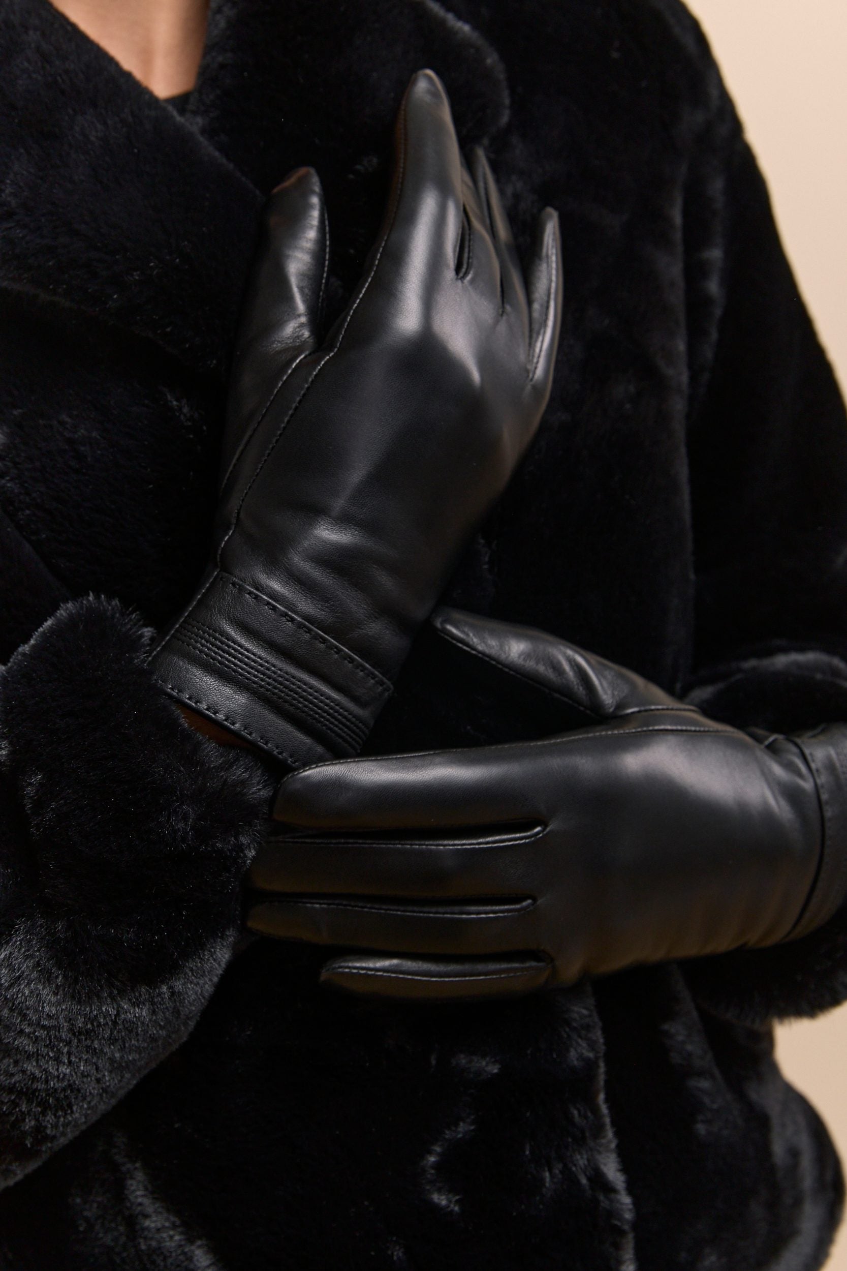 Leather gloves with detail cuffs