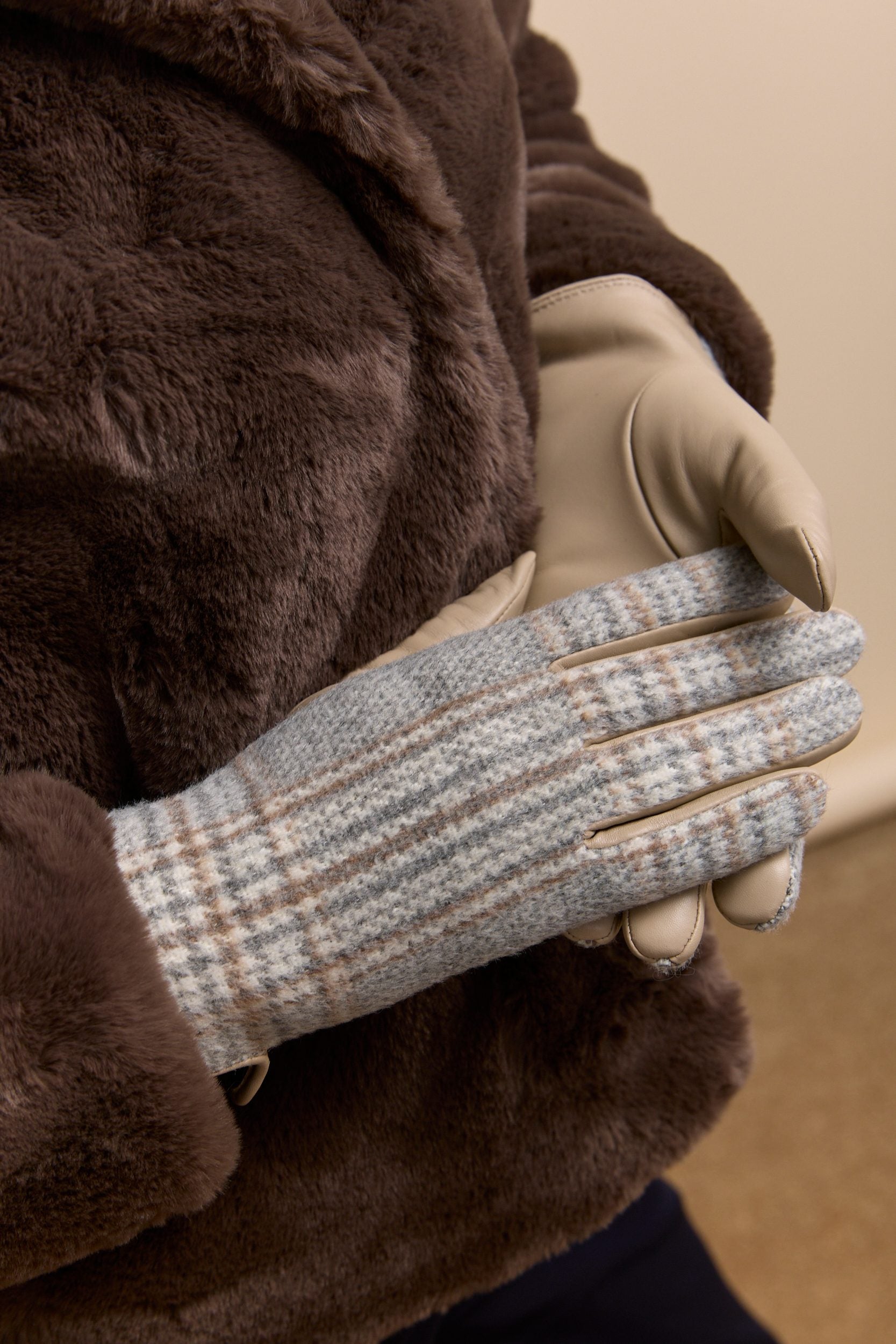 Plaid pattern leather gloves