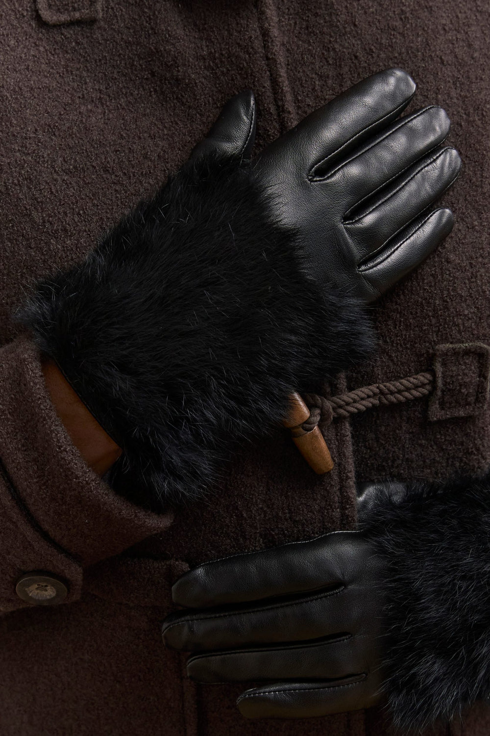 Leather gloves with fur