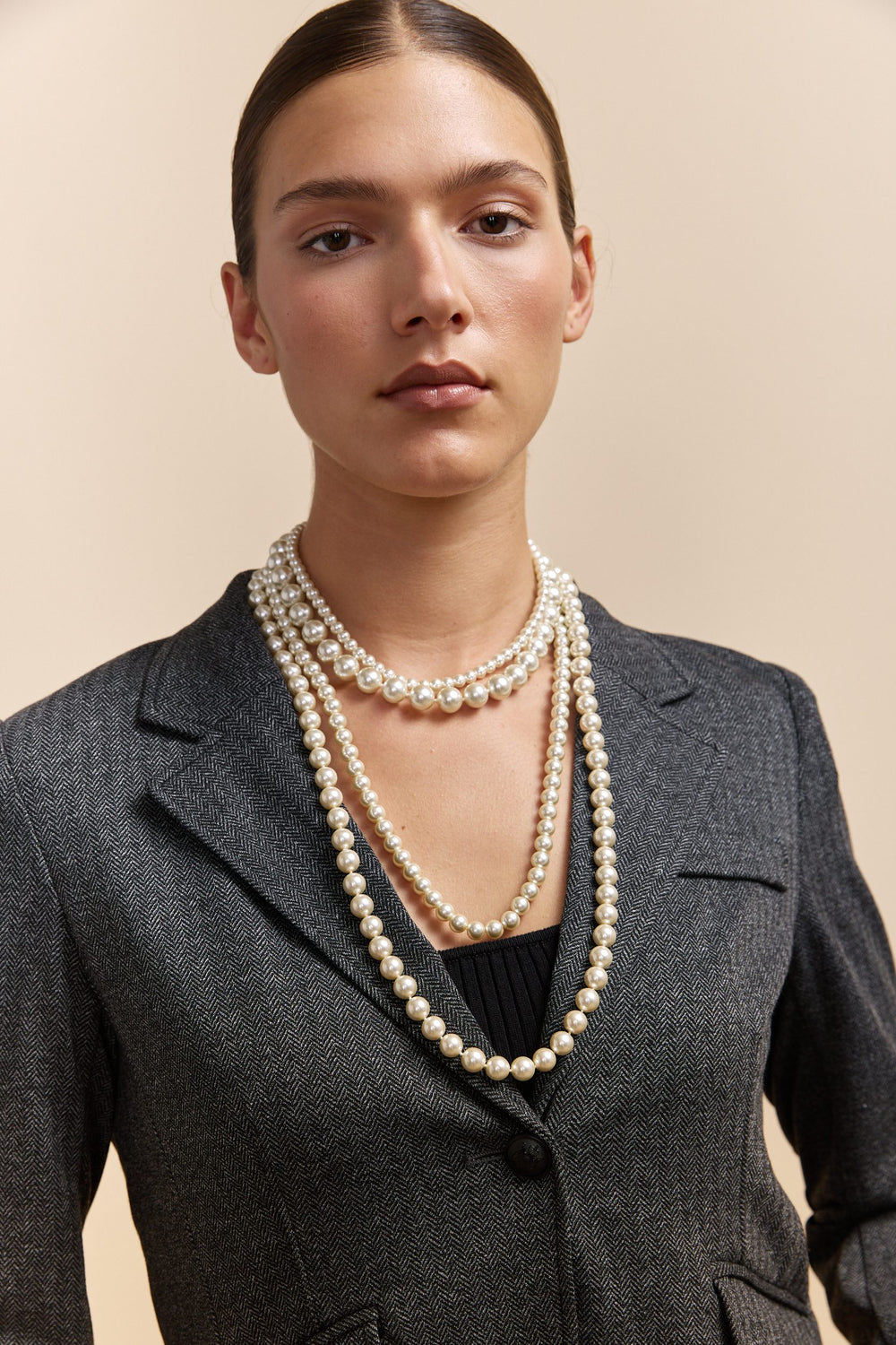 Four-row pearl necklace