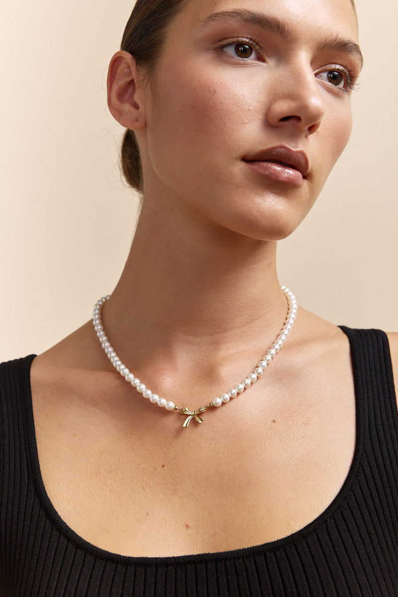 Pearl necklace with bow