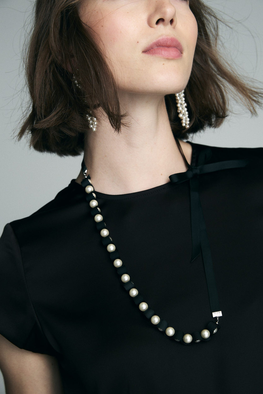 Black ribbon pearl necklace