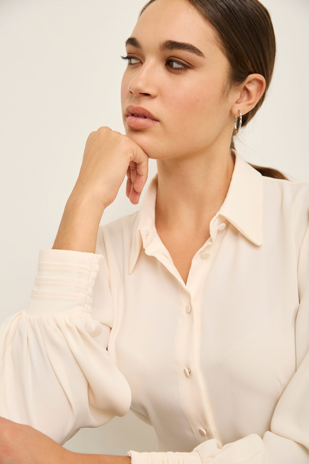 Fitted blouse with puffy sleev