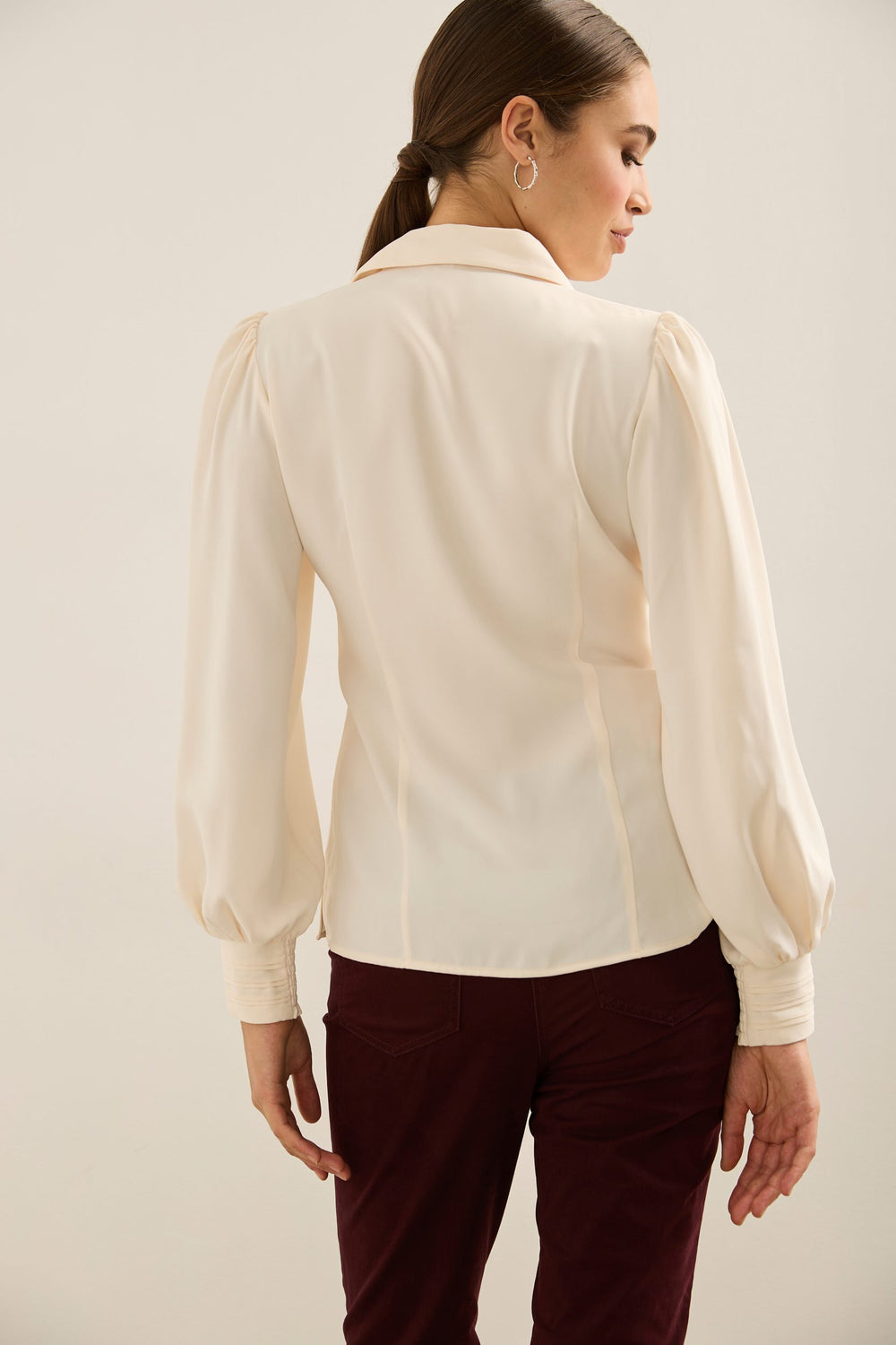 Fitted blouse with puffy sleev