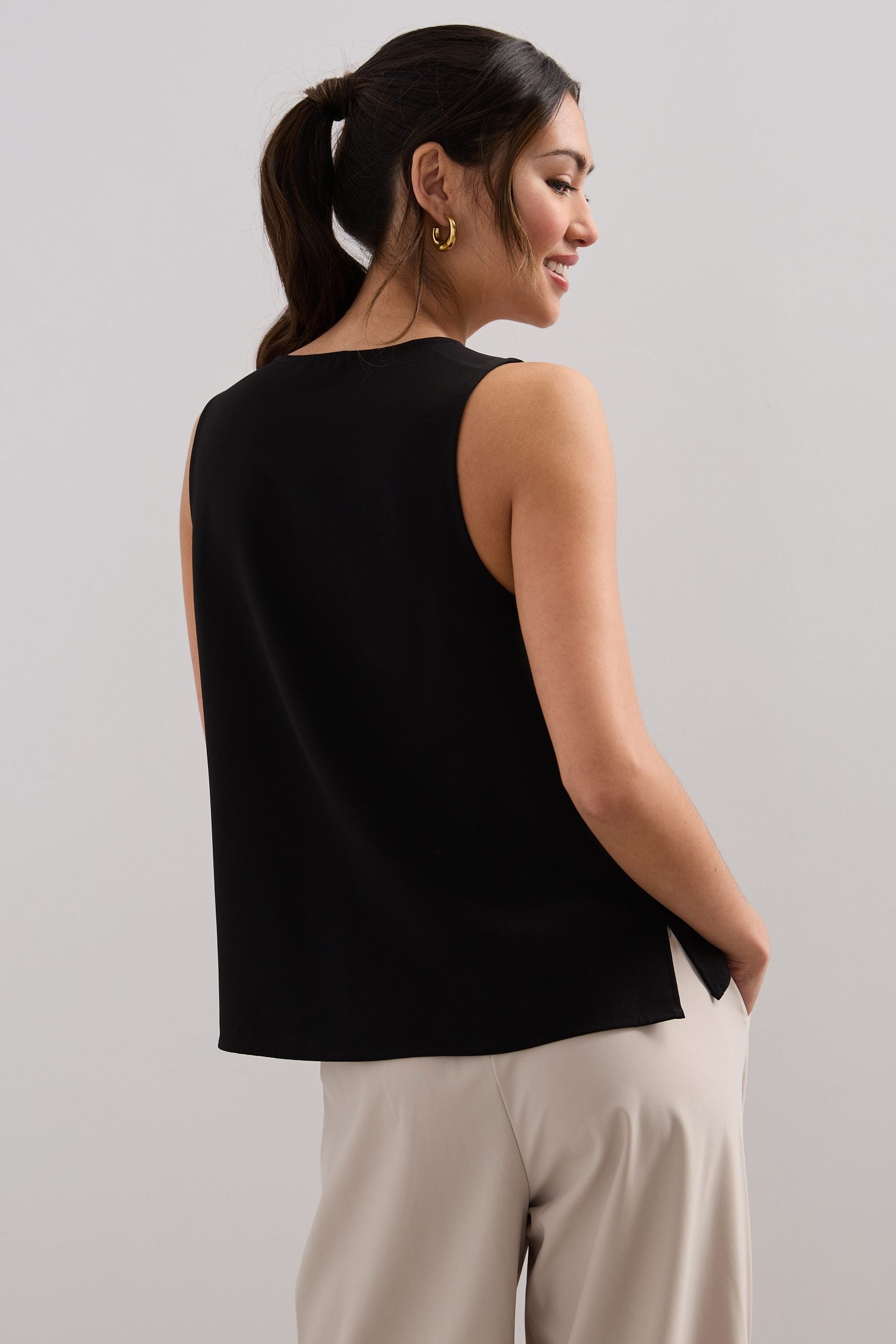 V neck sleeveless top