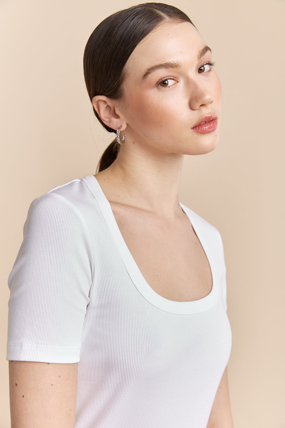 Ribbed t-shirt with scoop neck