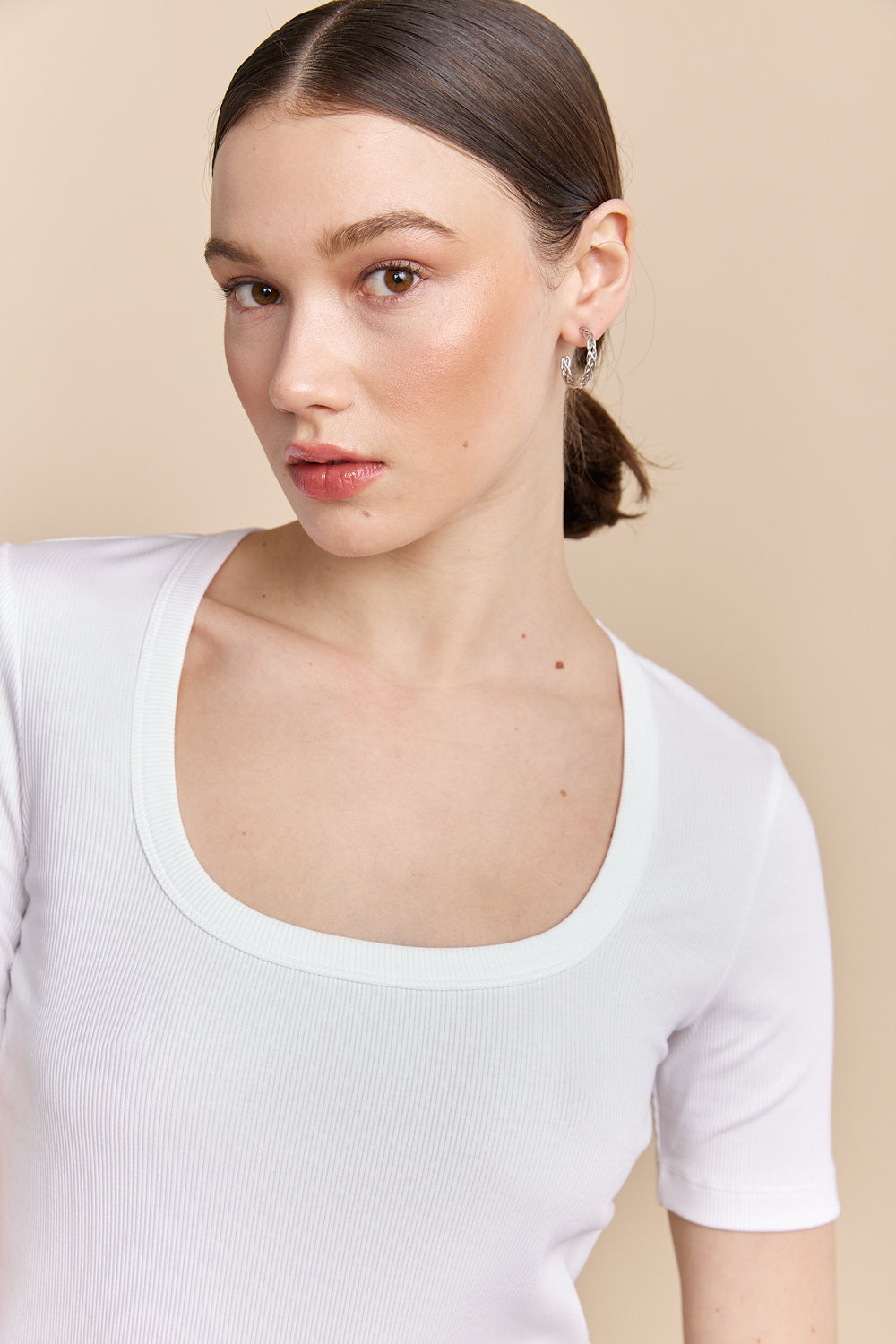 Ribbed t-shirt with scoop neck
