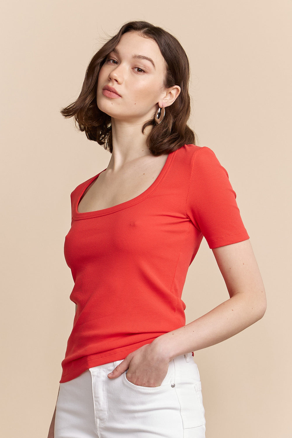 Ribbed t-shirt with scoop neck