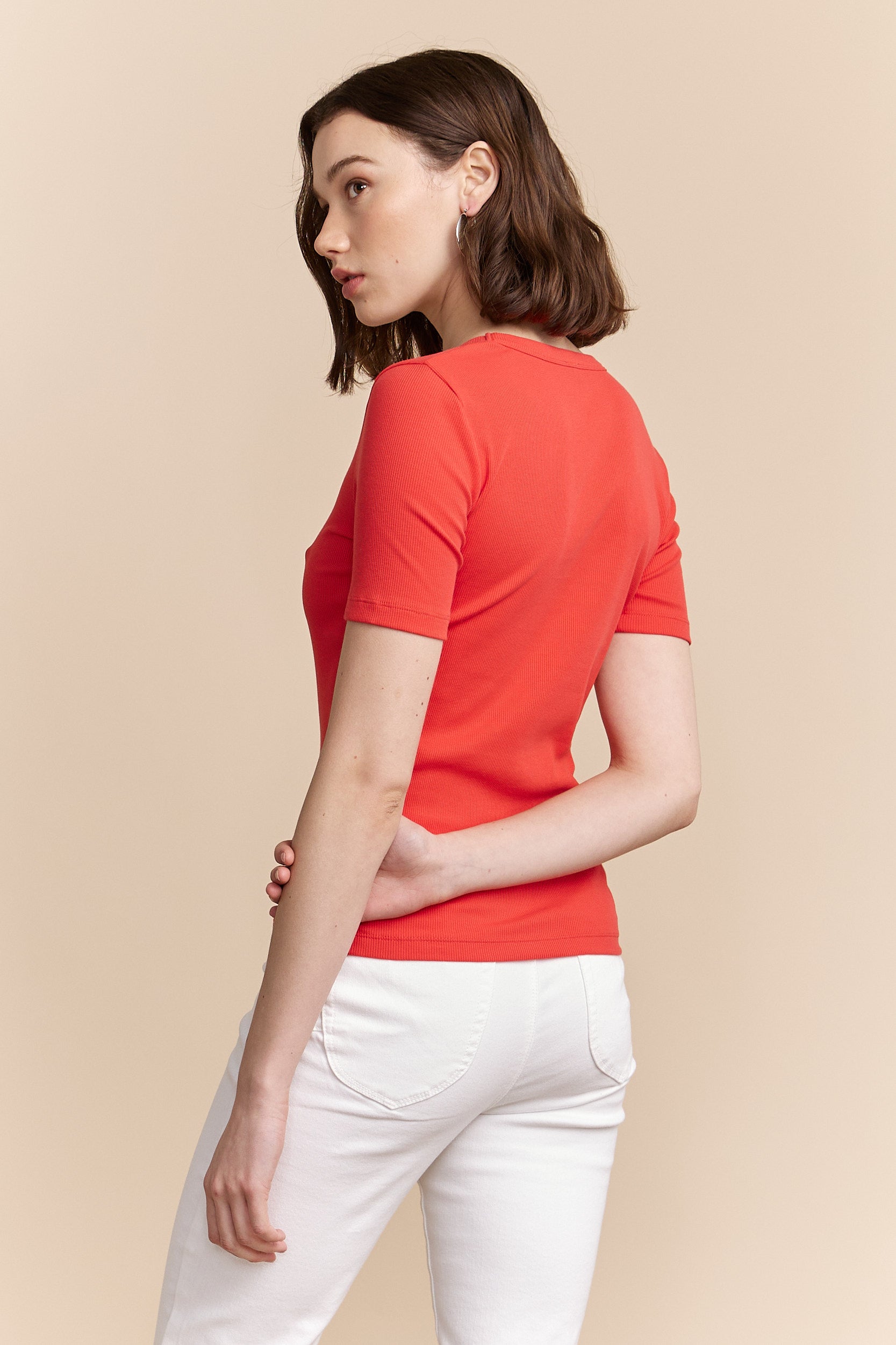 Ribbed t-shirt with scoop neck