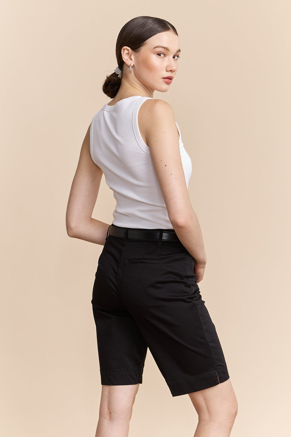 Ribbed sleeveless top with V neck