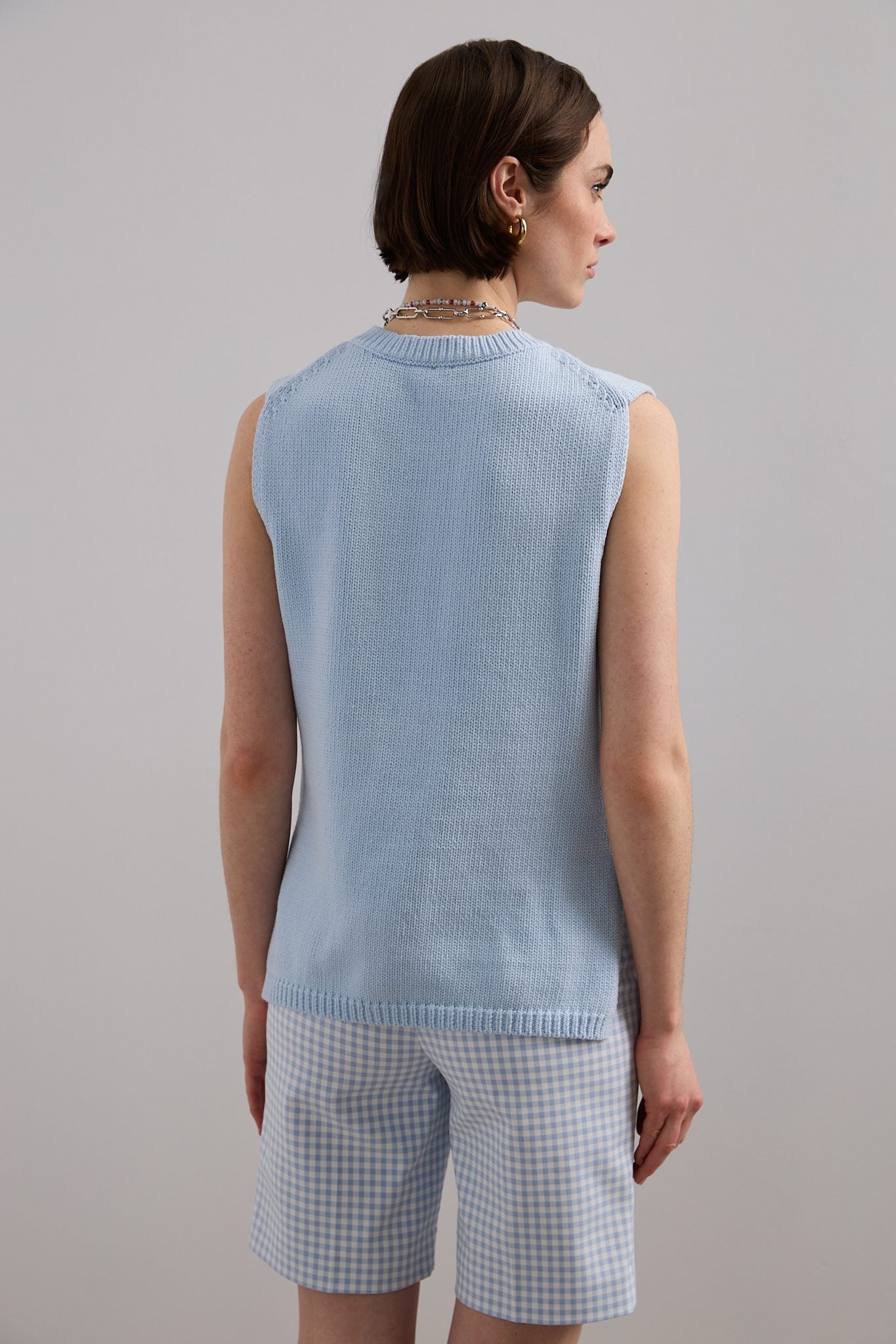 Crew neck sleeveless sweater