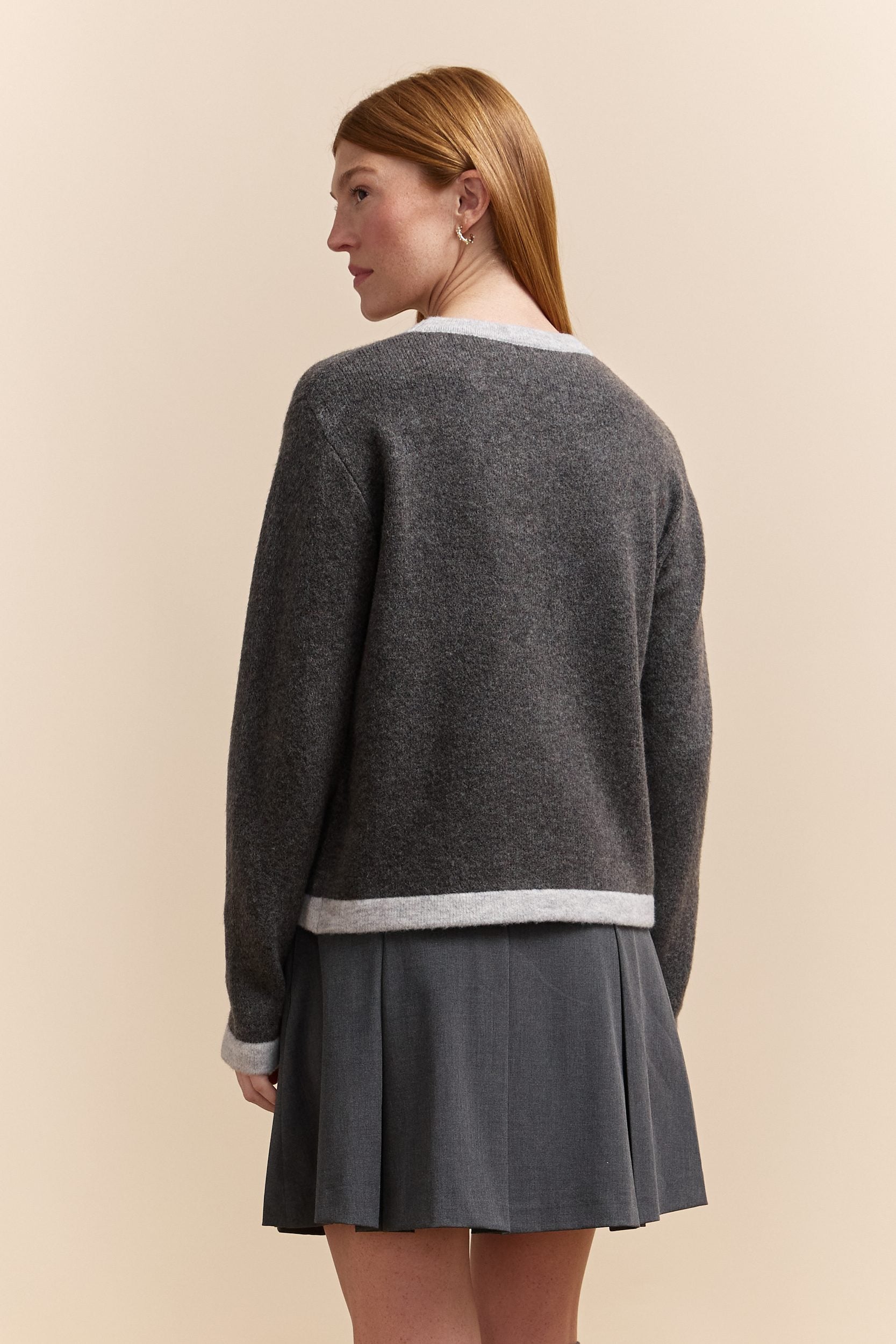 Sweater with contrasting color ribs