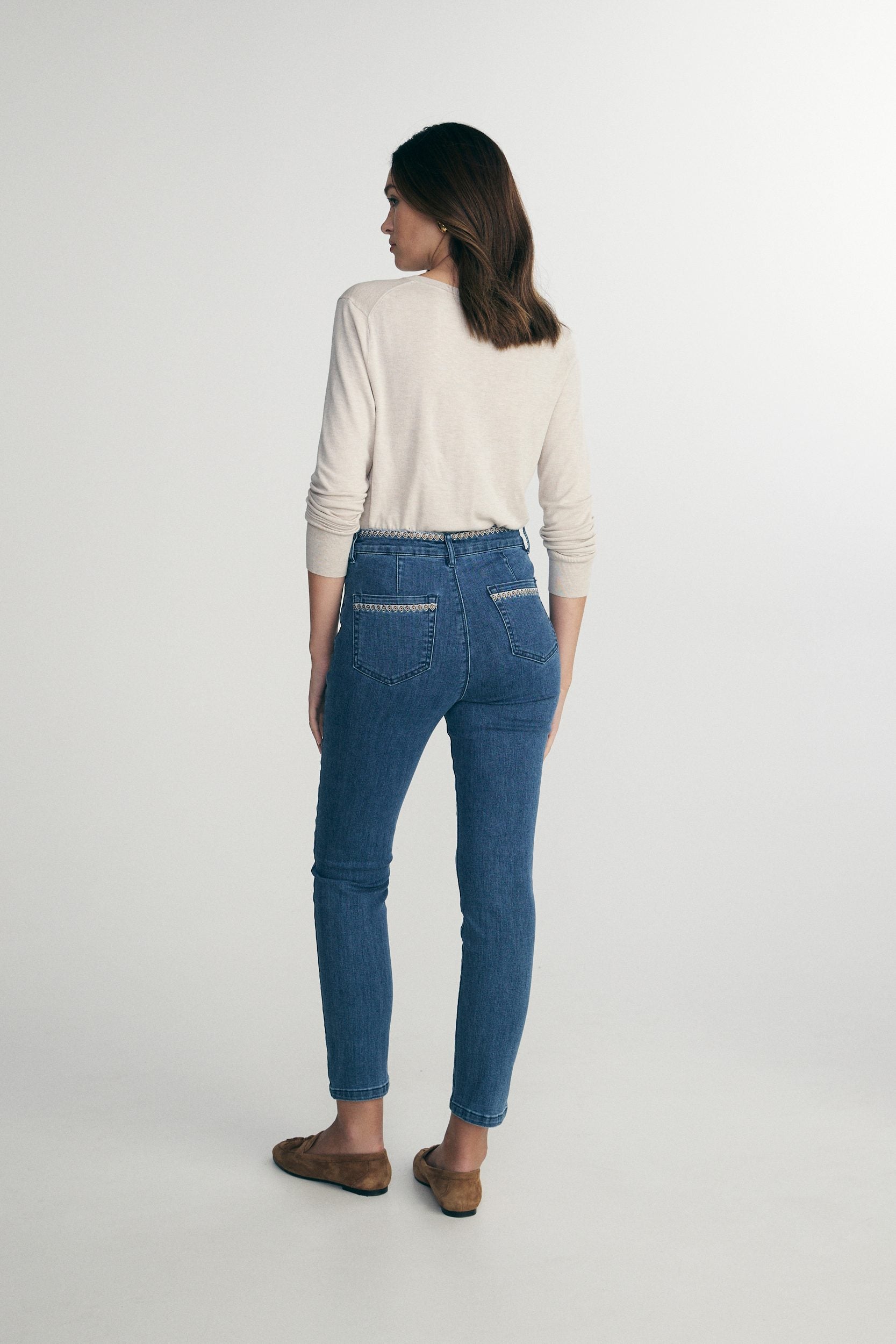 High waist jeans with embroidery details