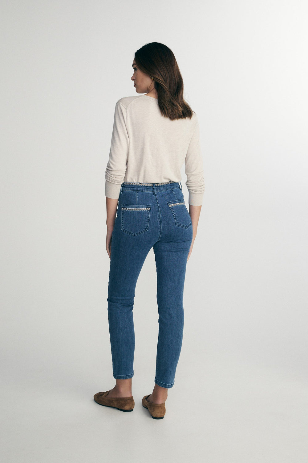 High waist jeans with embroidery details