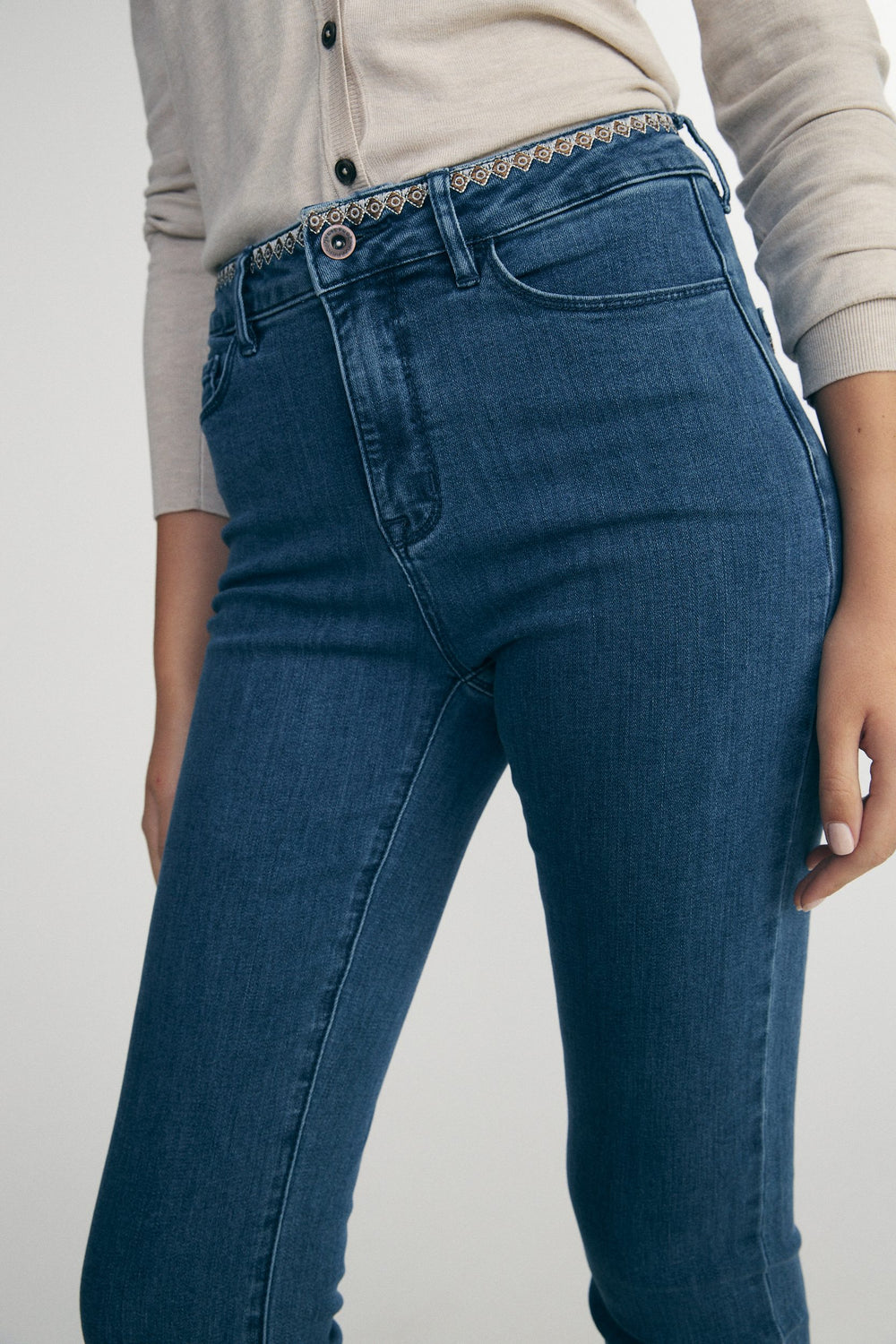 High waist jeans with embroidery details