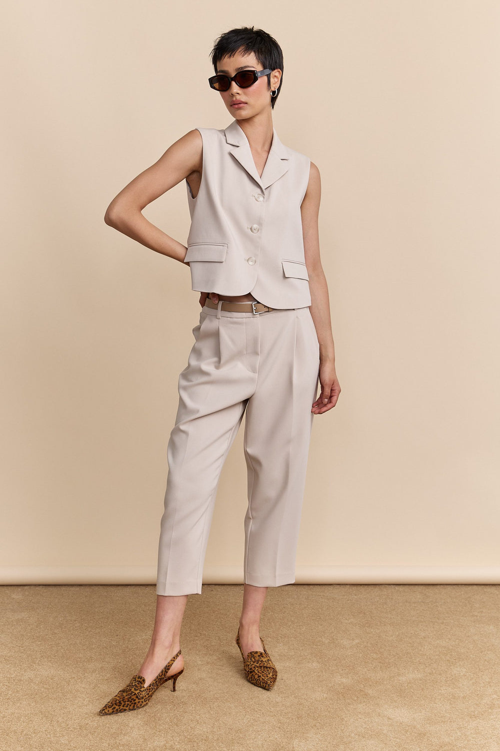 Cropped pants with pleats