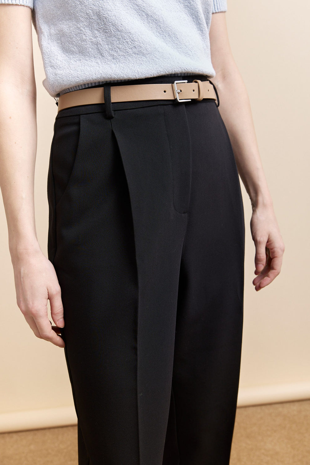 Cropped pant with pleats and belt