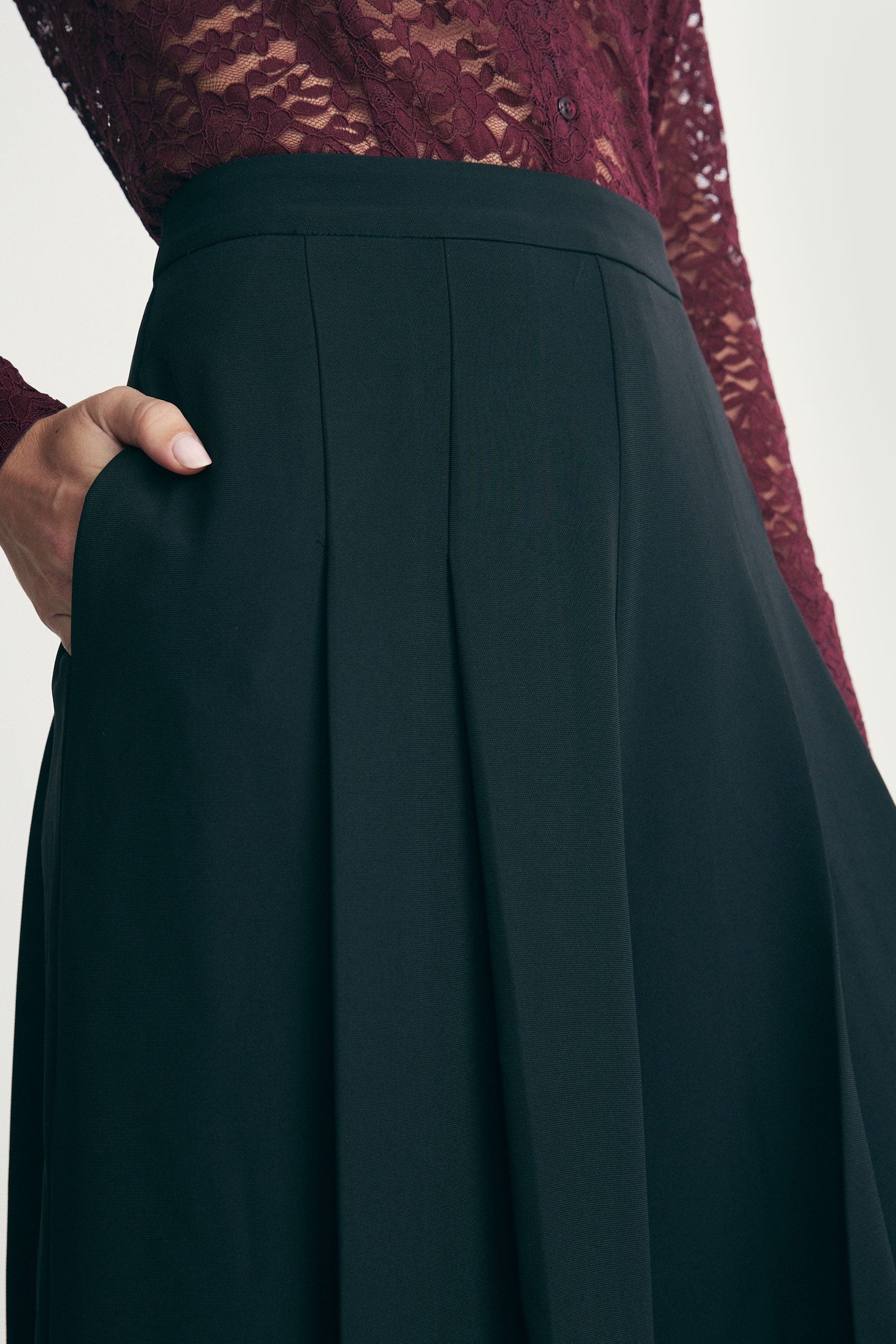 Pleated wide-leg pants