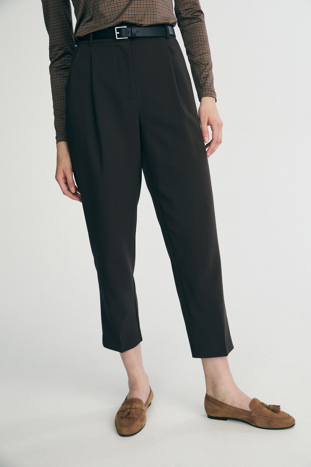 Cropped pant with pleats and belt