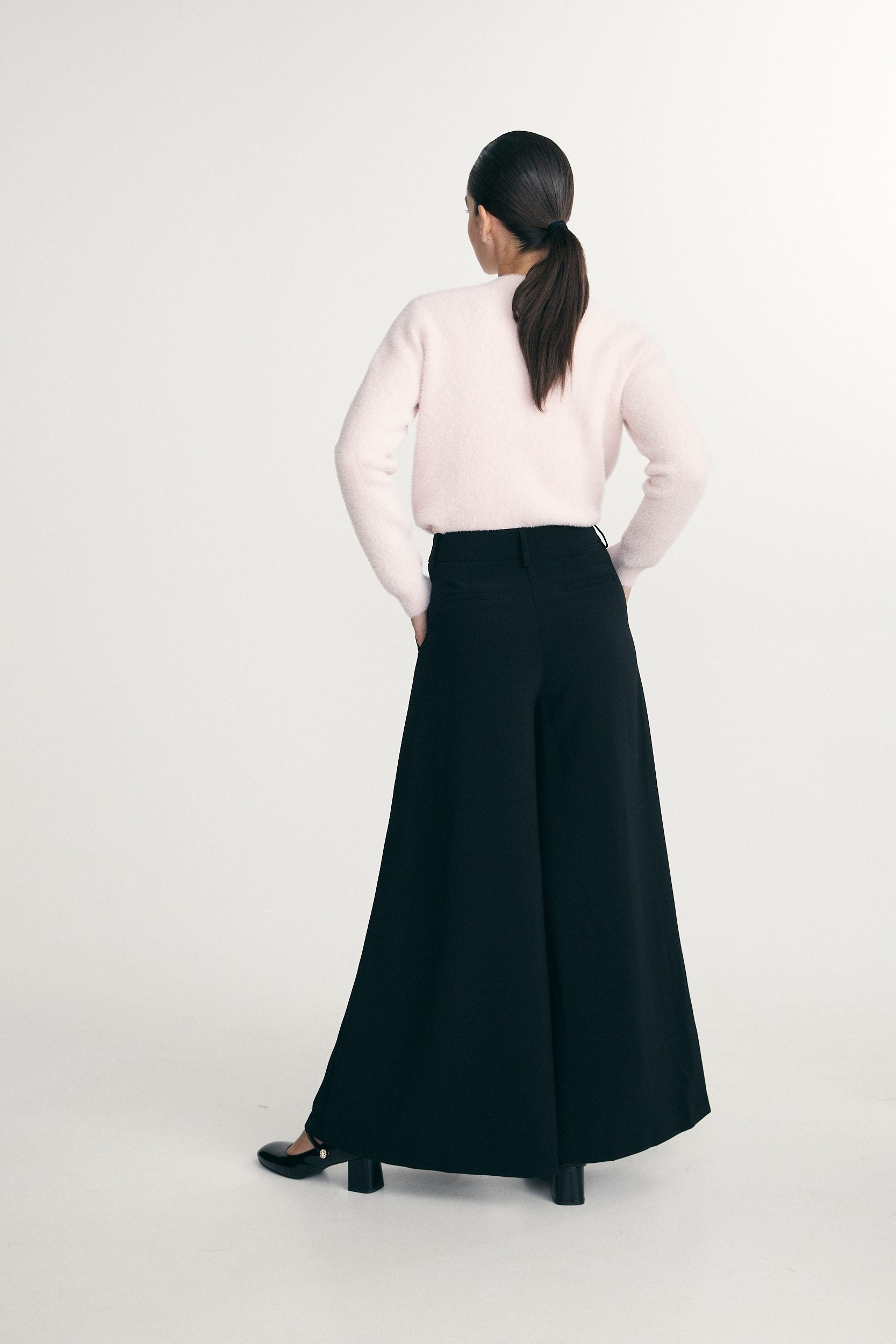 Pleated wide-leg pants