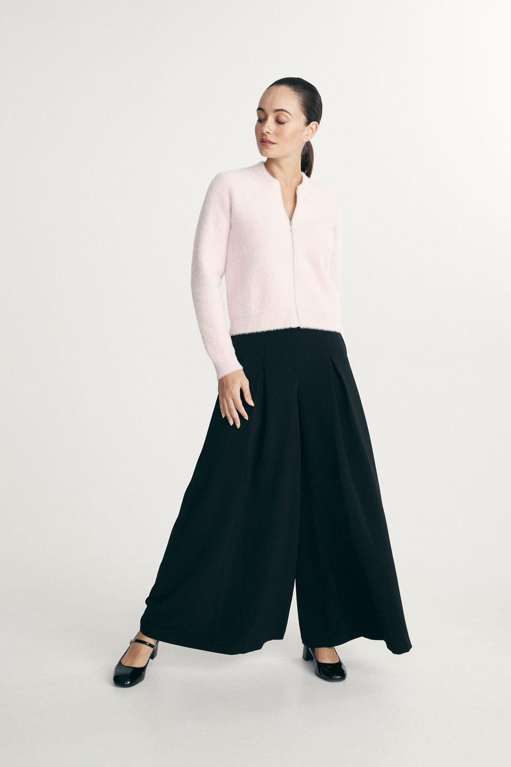 Pleated wide-leg pants