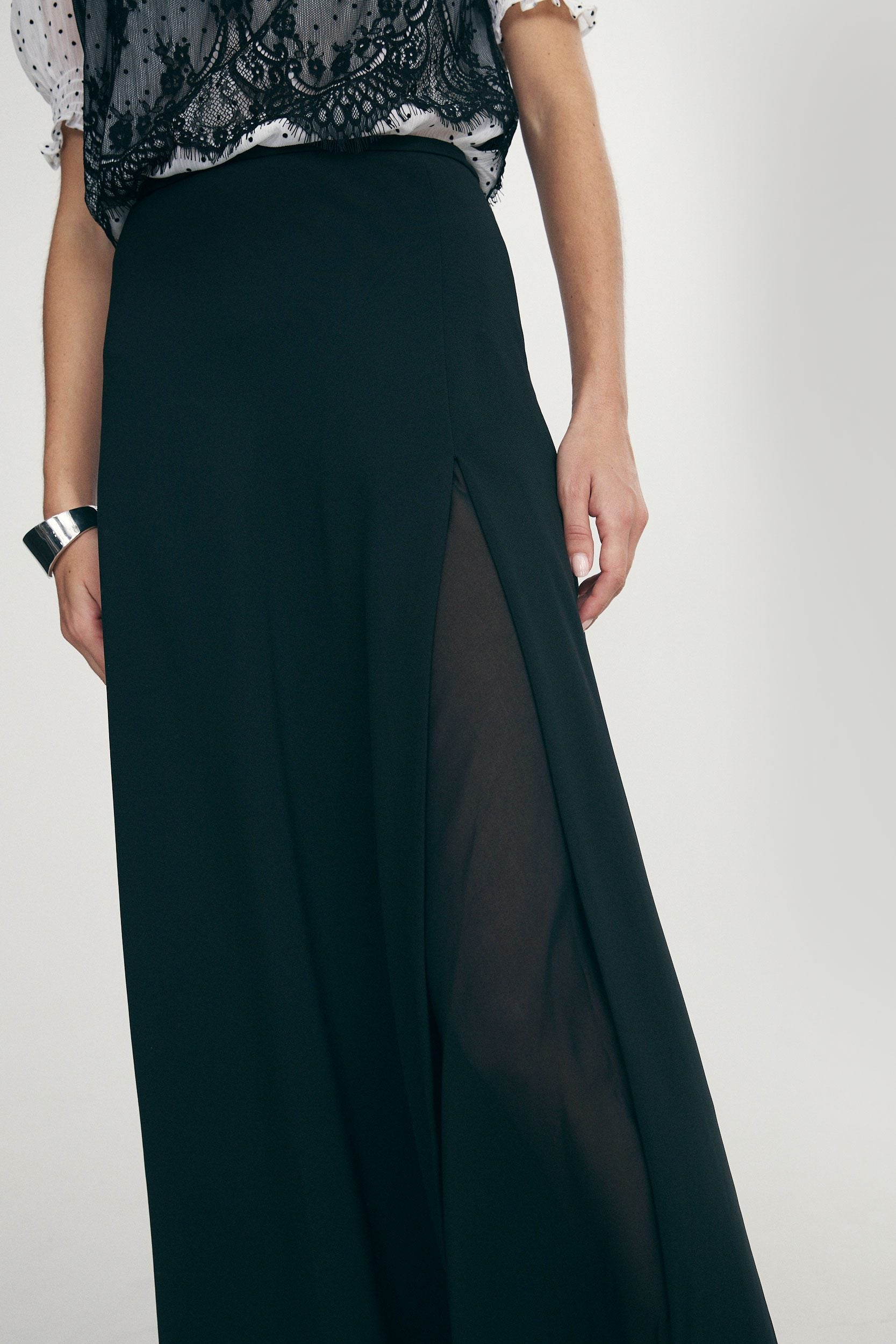 Flowy skirt with side slit