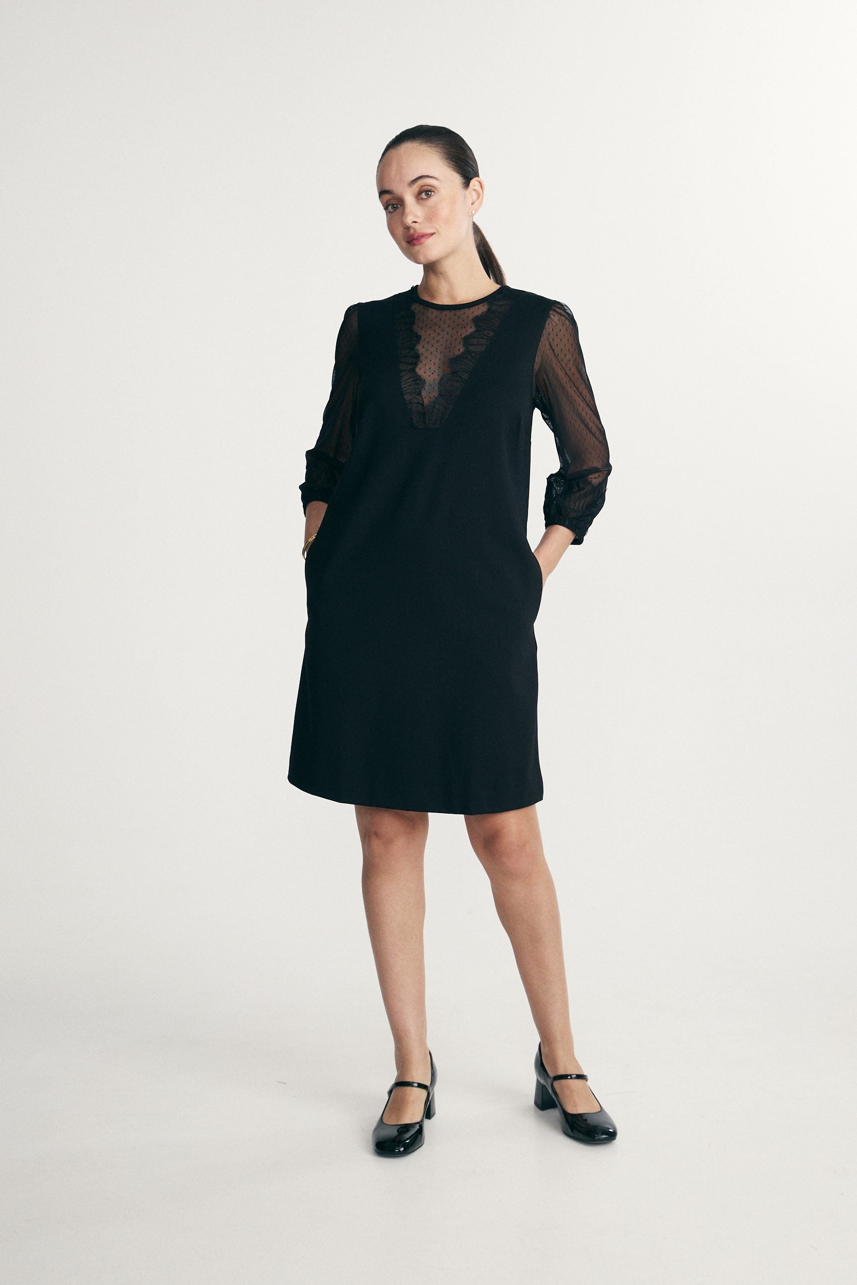 Straight dress with lace details