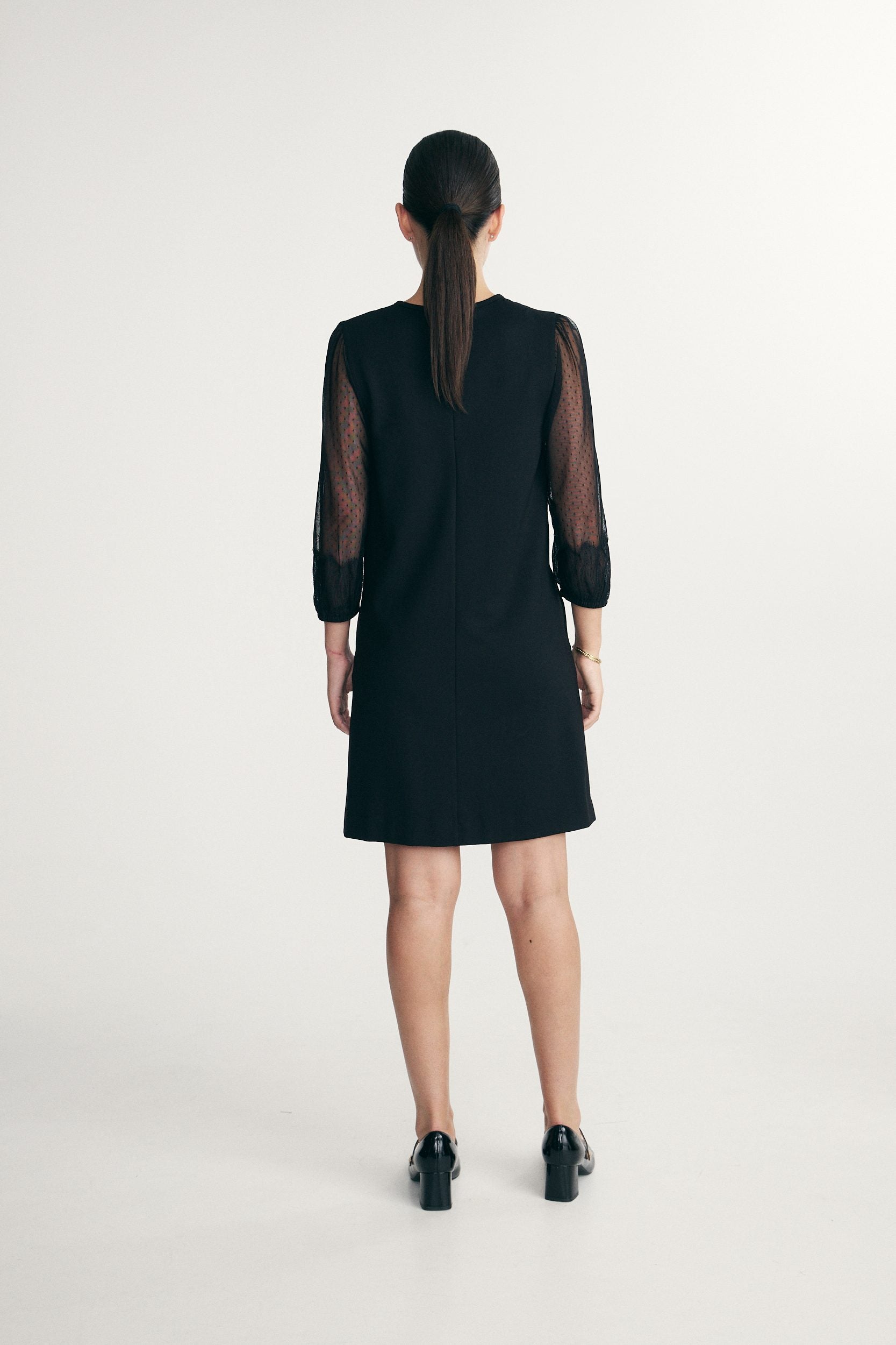 Straight dress with lace details