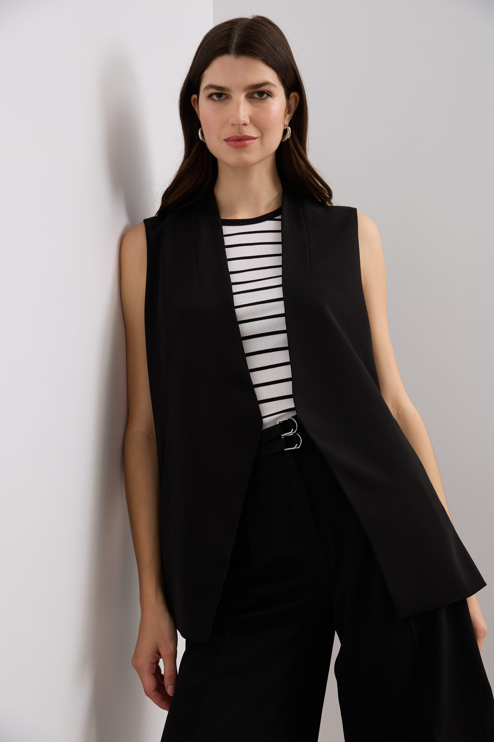 Sleeveless vest with side slit