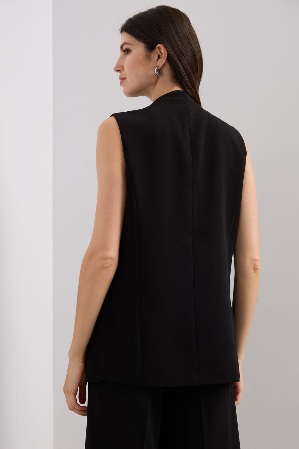 Sleeveless vest with side slit