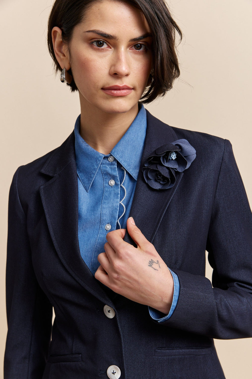 Fitted blazer with removable brooches