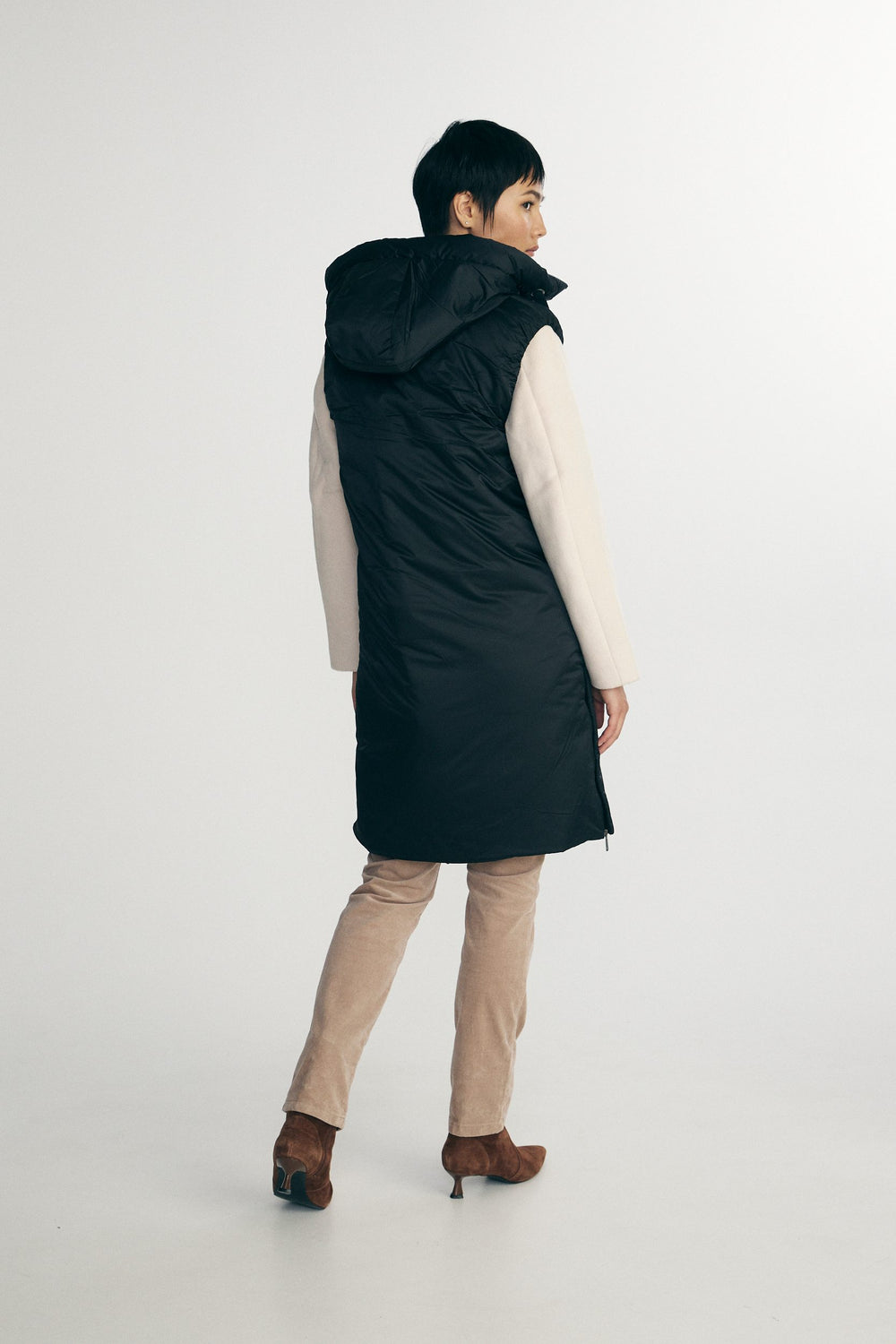 Quilted sleeveless coat with hood