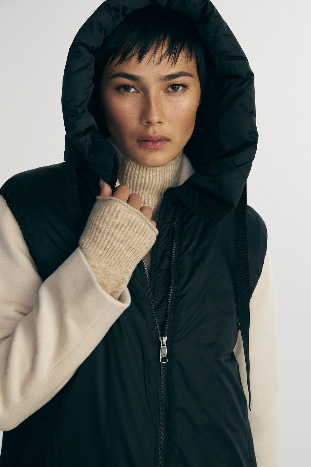 Quilted sleeveless coat with hood
