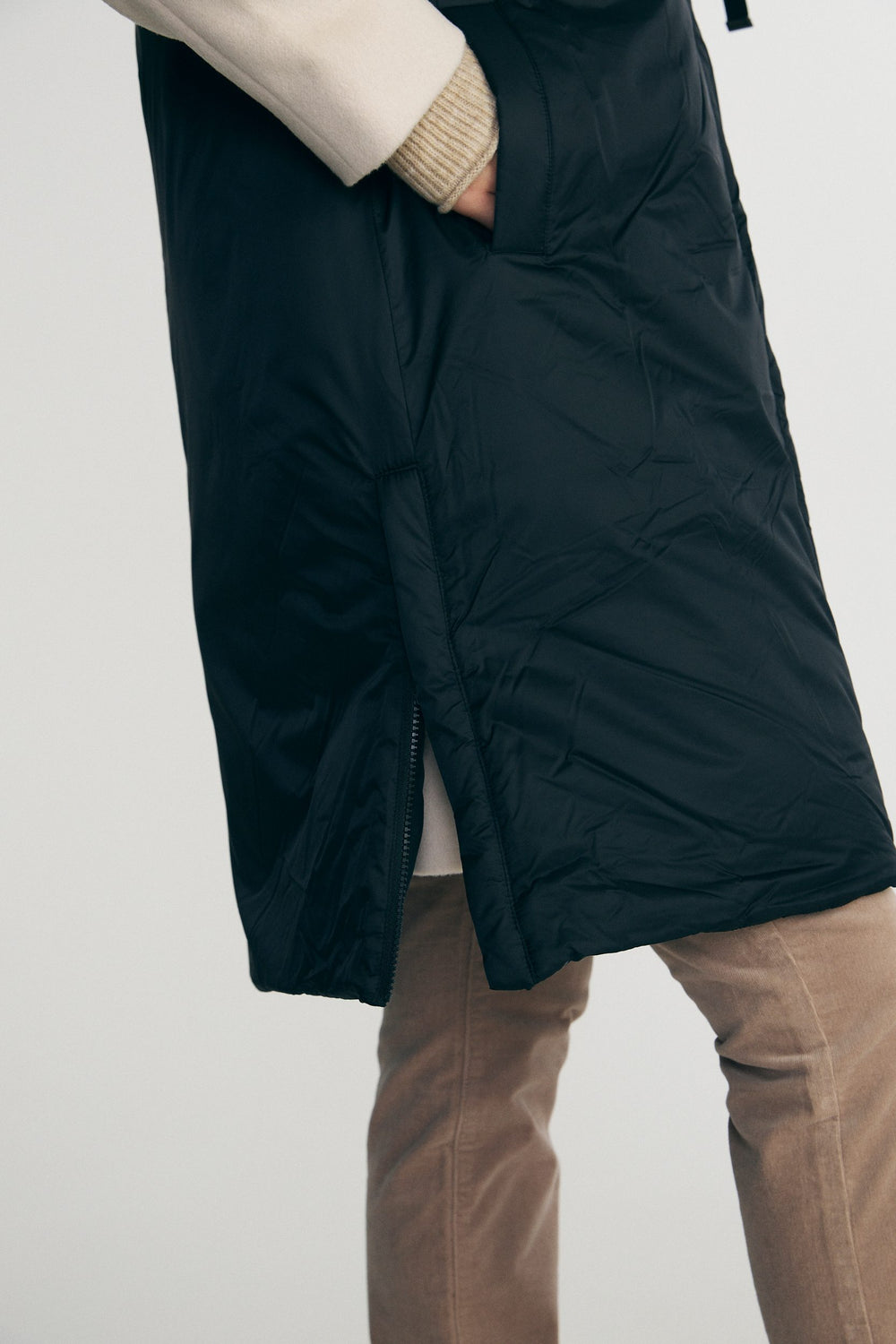 Quilted sleeveless coat with hood
