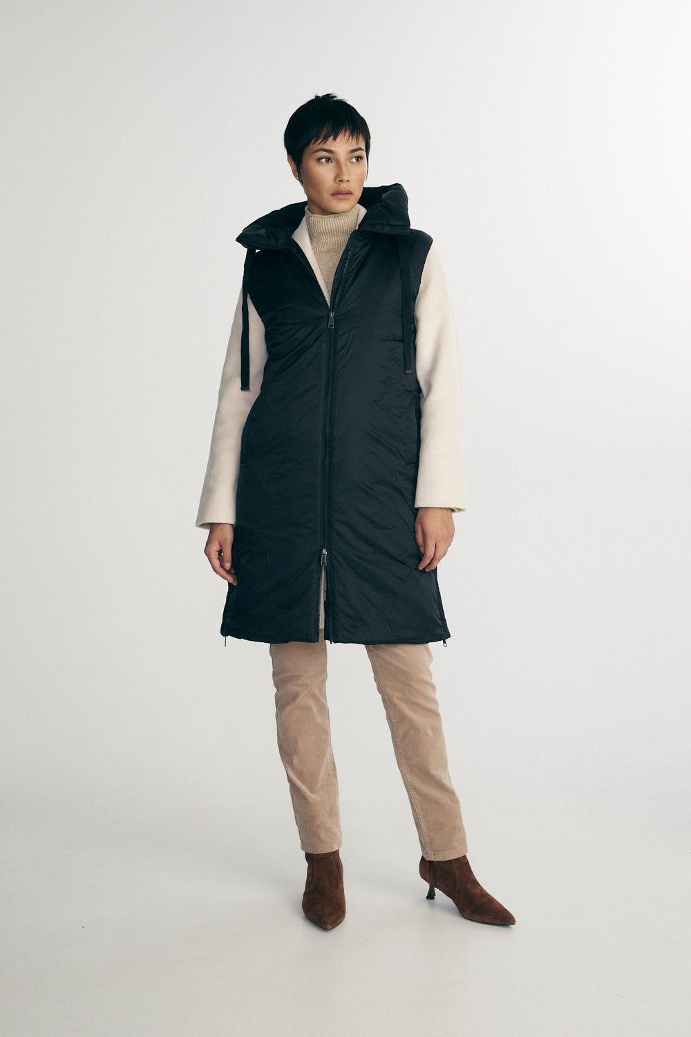 Quilted sleeveless coat with hood