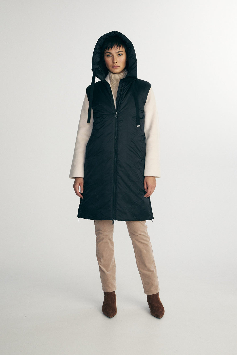 Quilted sleeveless coat with hood