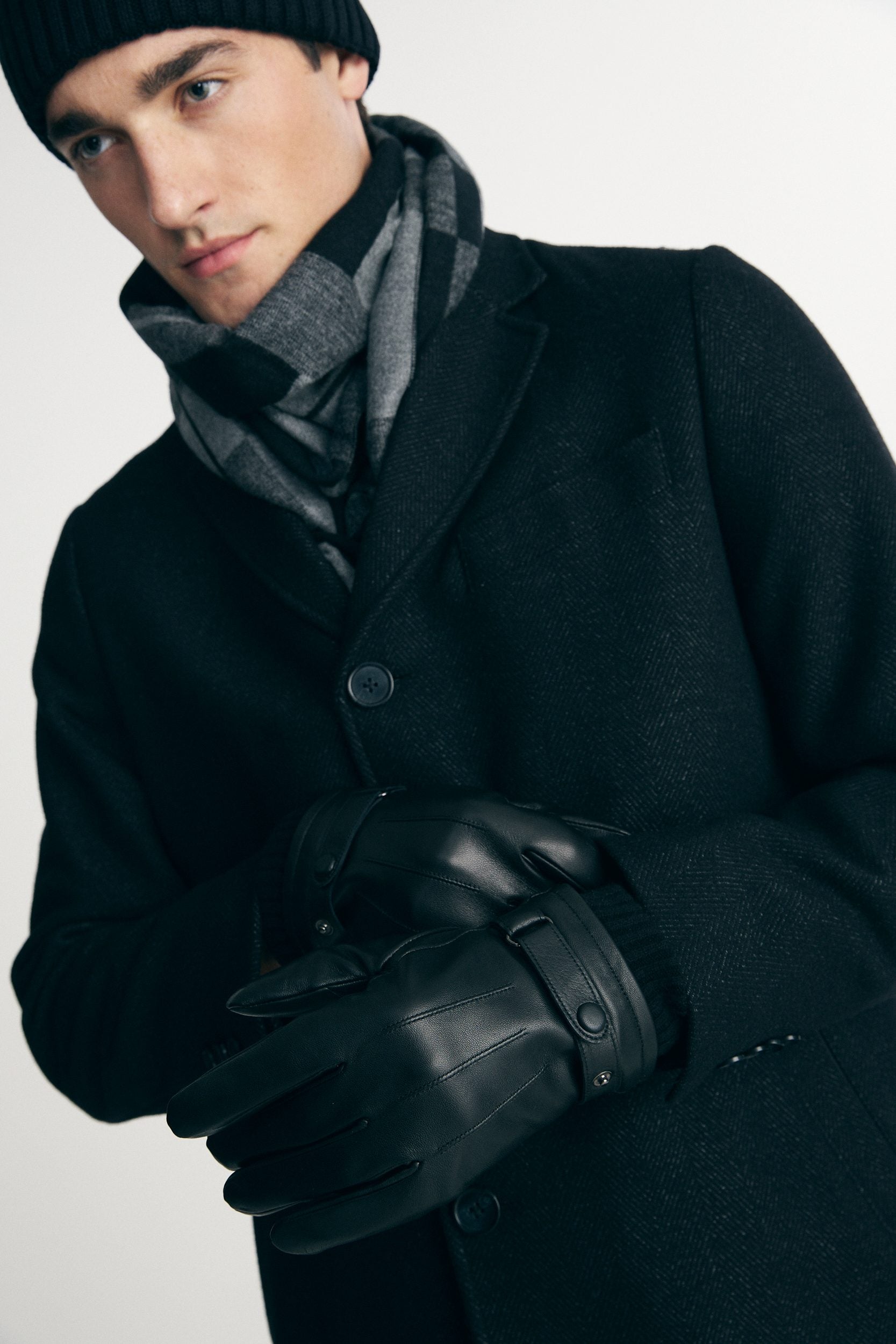 Leather gloves with rib cuffs