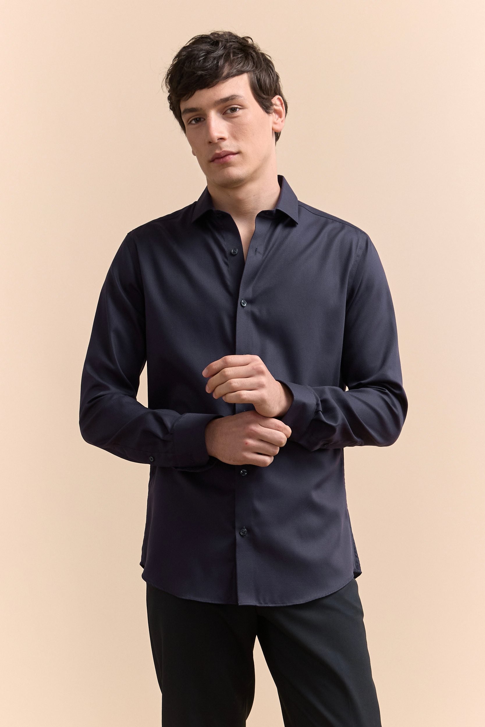 Extra-fitted non-iron textured shirt