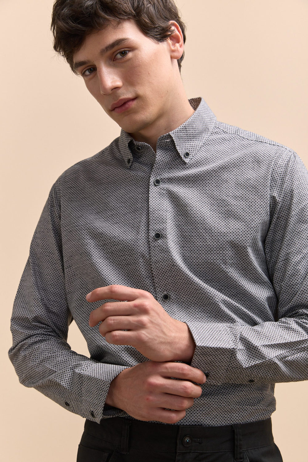 Semi-fitted pattern shirt