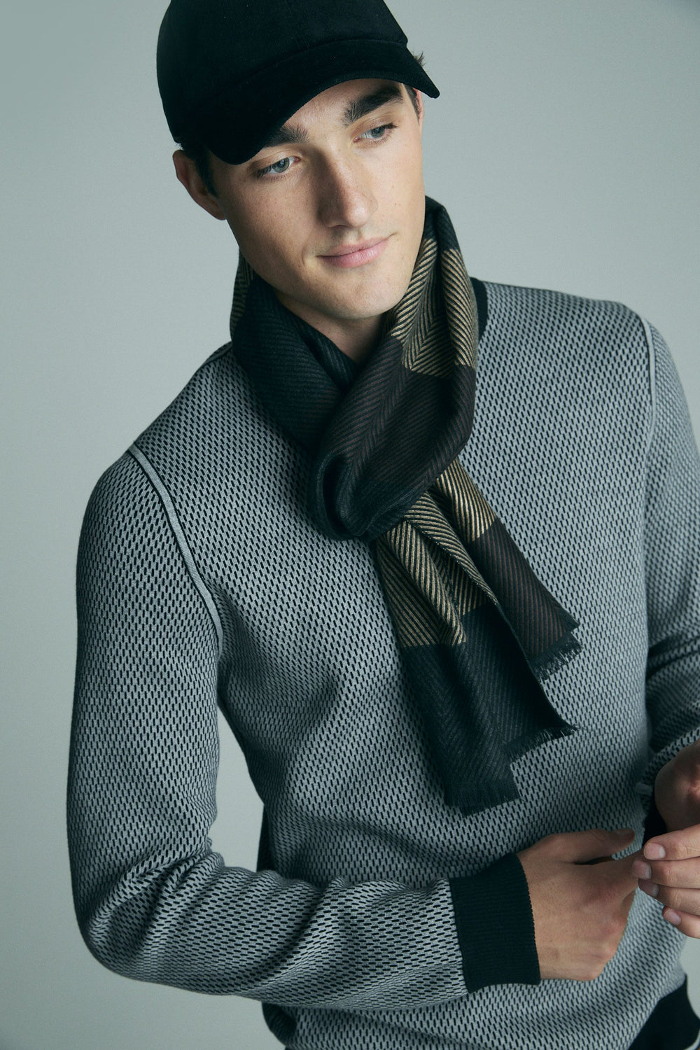 Reversible sweater with micro patterns