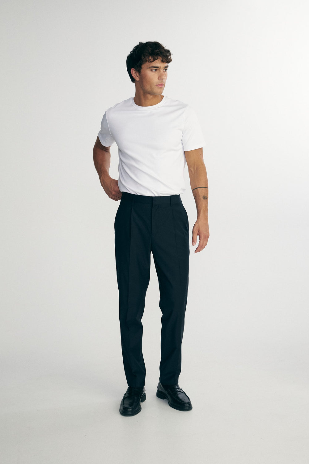 Solid color pleated pants