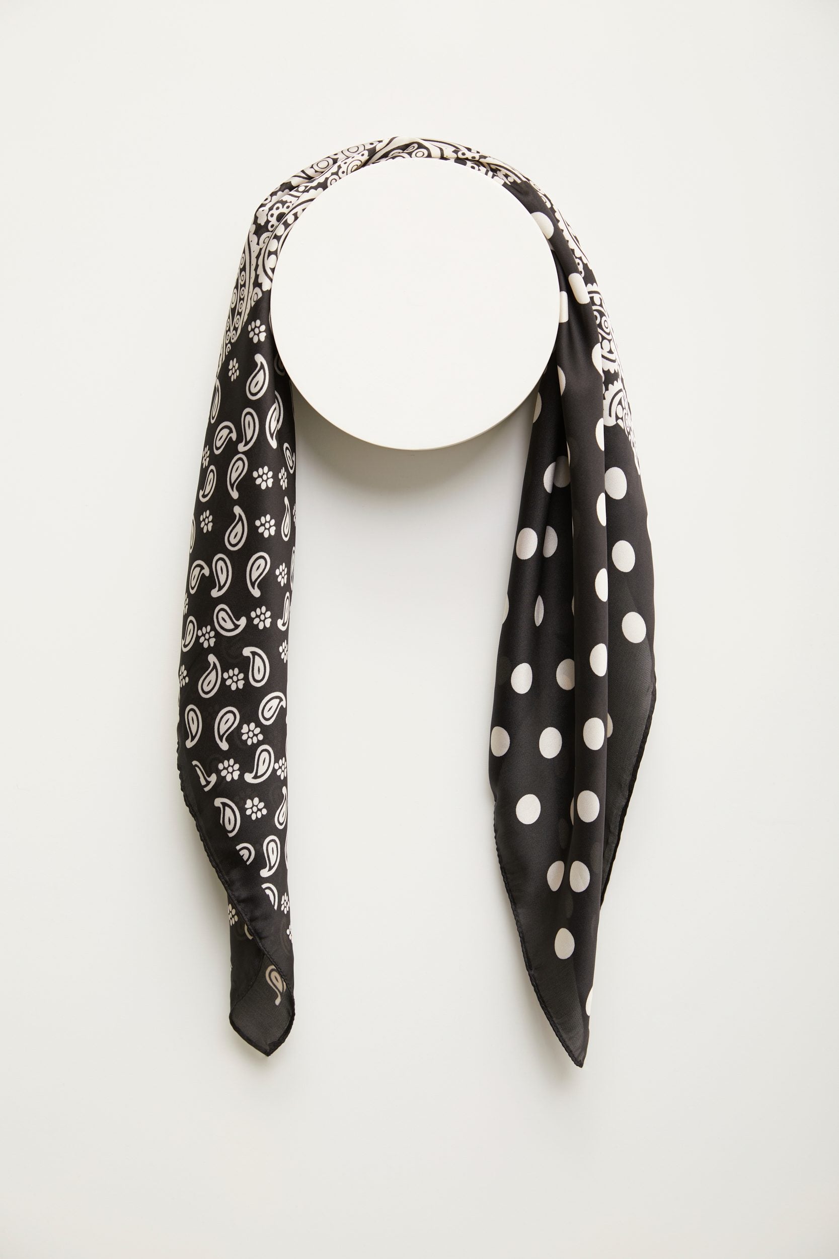 Scarf with black and white print