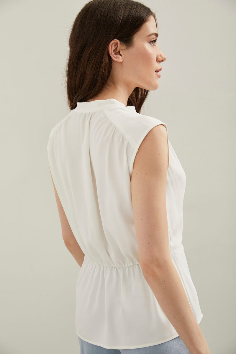 Sleeveless blouse tied at front