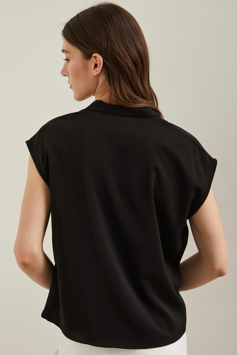 Oversized fluid shirt with twisted front