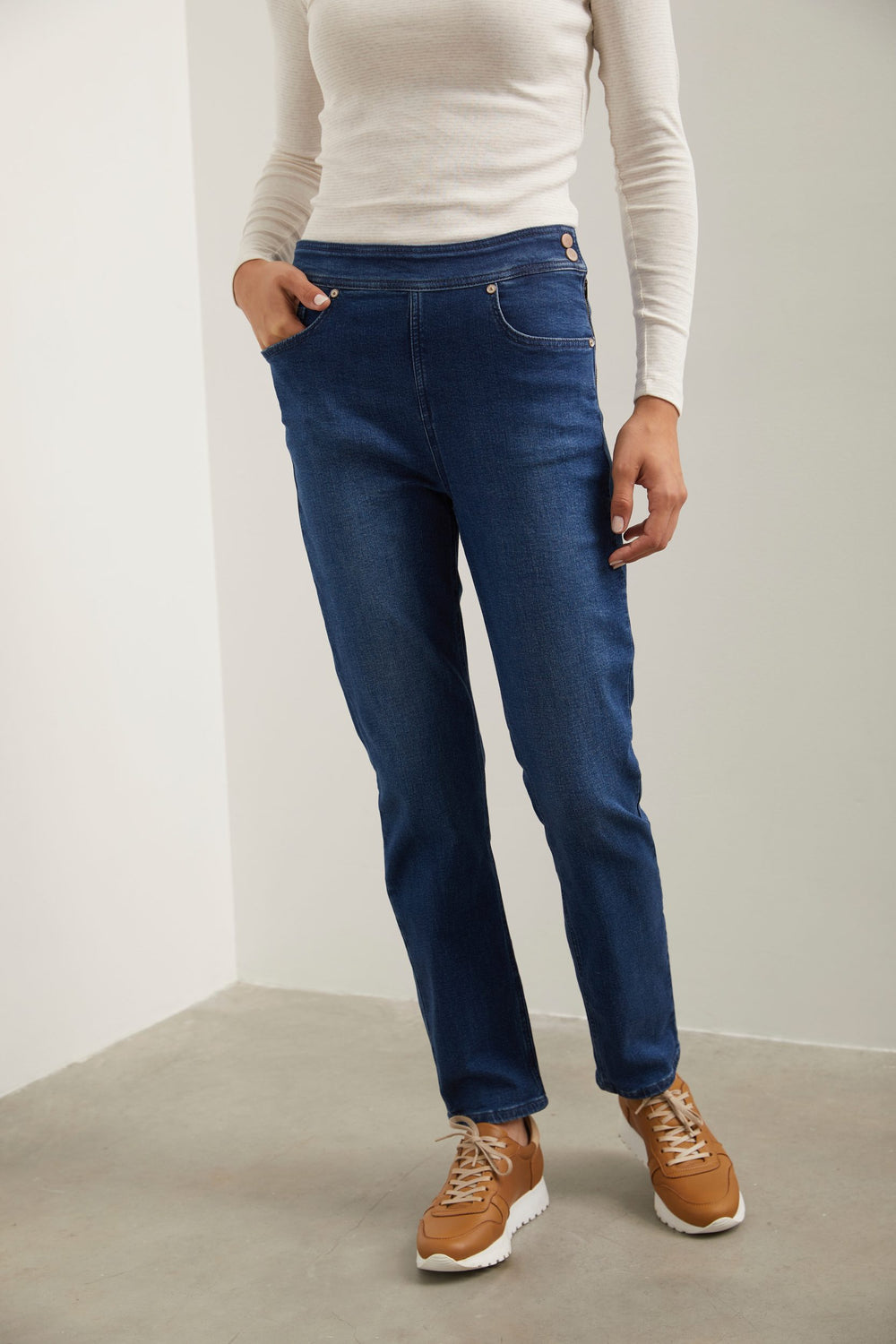 High waist slim jeans with zipper side seam