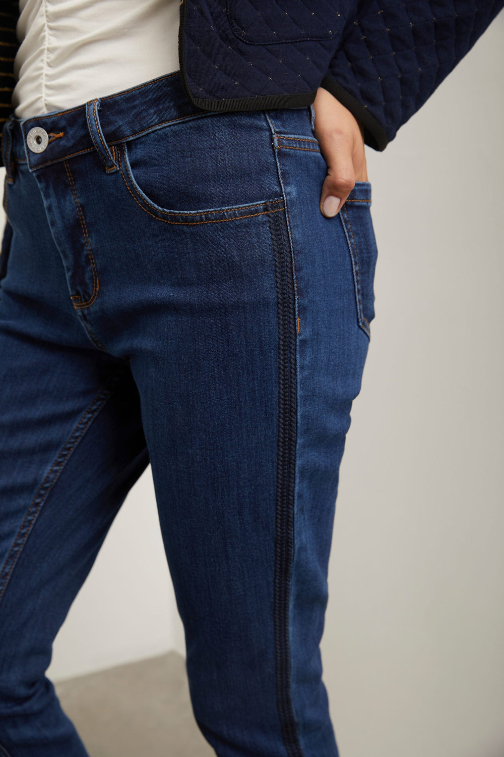 Vogue fit straight jeans with embroidery