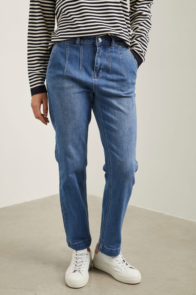 High waist jean with darts