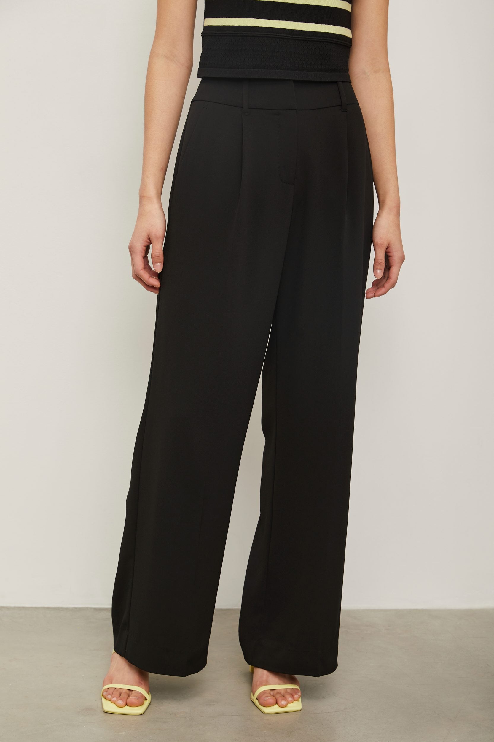 Wide leg fluid pant with pleat