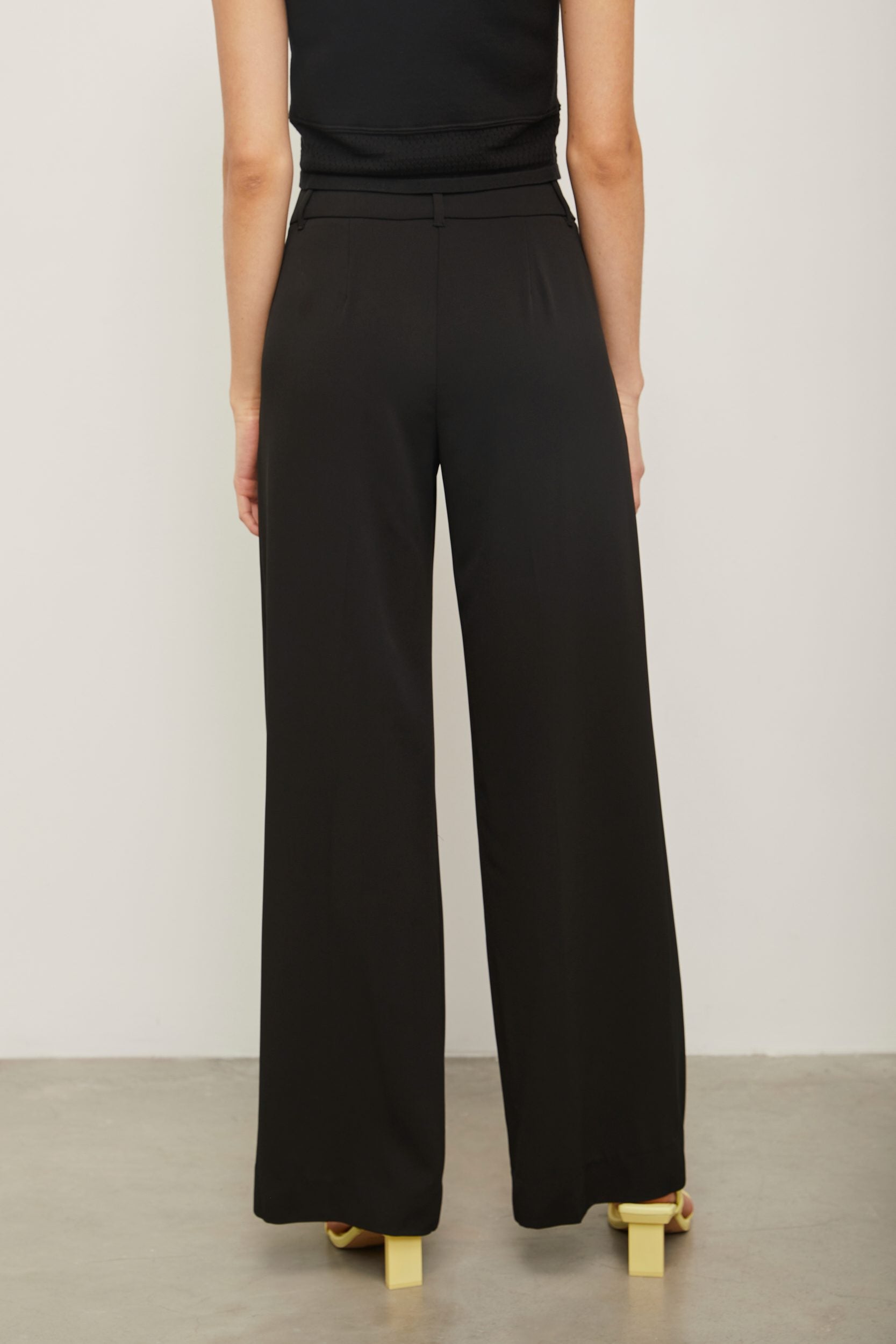 Wide leg fluid pant with pleat