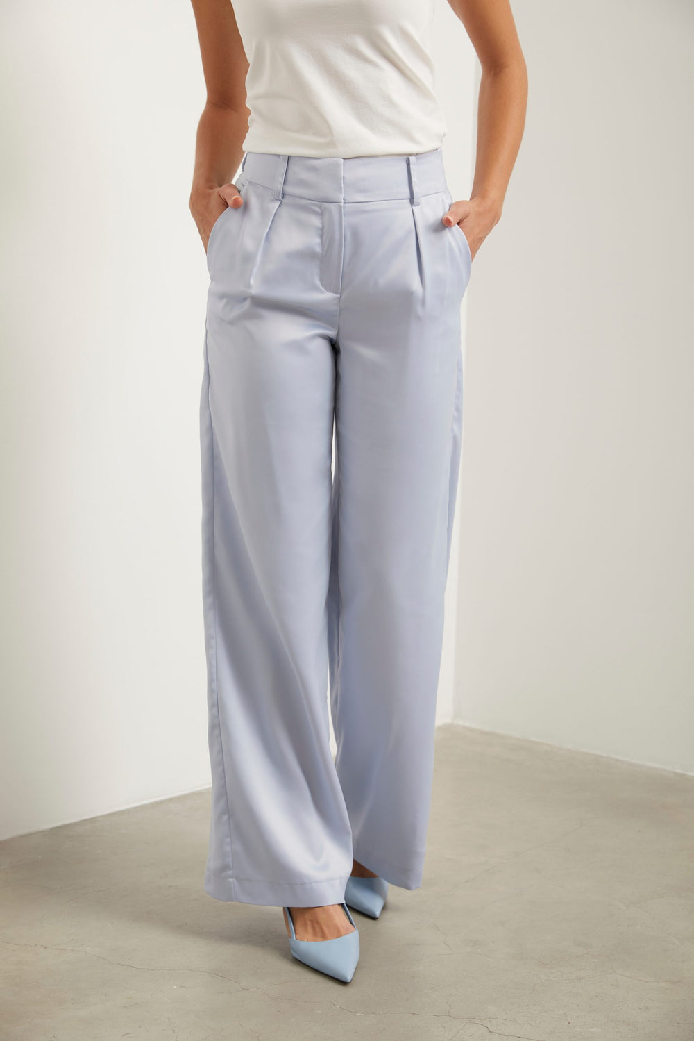Wide leg fluid pant with pleat